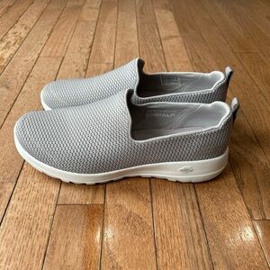 Skechers Go Walk Walking Shoes Slip On Sneakers Women’s Size 9.5 Wide Gray